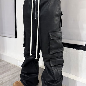 <span class=keywords><strong>Pantaloncini</strong></span> Streetwear Oversize a Gamba Larga in Pelle PU Nera di Lusso con Vita Alta Elastica Regolabile e Tasche Cargo - Product Image 3