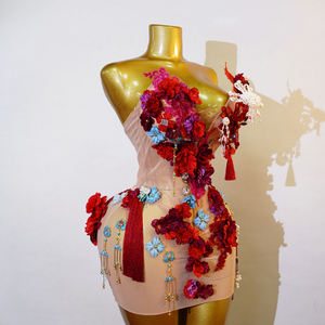 Minigonna da palcoscenico rossa con gru floreali 3D, in rete trasparente, con spalle scoperte, per Drag Queen e Showgirl - Product Image 3