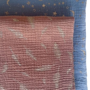 Tissu imprimé de mousseline de <span class=keywords><strong>gaze</strong></span> de coton <span class=keywords><strong>double</strong></span> froissé personnalisé nouveau style de dorure à paillettes pour pantalons, shorts, chemises et sacs - Product Image 6