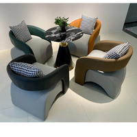 Fauteuil lounge et table basse en cuir, style minimaliste moderne, robustes et durables, adaptés à l'utilisation dans les hôtels et les salons.