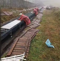 Bande transporteuse en caoutchouc rugueux pour utilisation en extérieur dans les stations de ski et les tapis magiques - Structure en acier contemporaine pour les personnes
