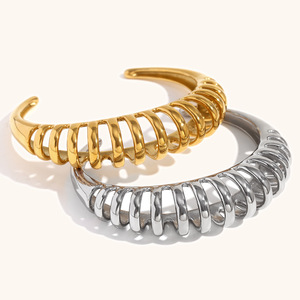Bracciale a spirale aperto personalizzato in acciaio inossidabile 316L placcato oro PVD 18K, a molla, intrecciato, cavo, regolabile, gioiello - Product Image 1