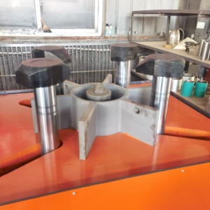Pince hydraulique papillon de type griffe pour plateforme horizontale avec mécanisme à griffes, construction métallique, garantie 1 an - Product Image 1