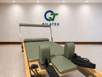 Reformer Pilates à rail fixe en bois de chêne vert sauge pour des mouvements conscientes, un bien-être inspiré de la nature et des étirements corporels