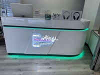 Aménagement moderne de magasin de téléphonie mobile, vitrine en verre et comptoir pour la conception intérieure d'un showroom électronique