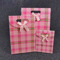 Vente en gros de sacs en papier kraft personnalisés avec poignées pour les vêtements, les chaussures, les courses et les chaussettes. L'emballage comporte votre propre logo imprimé.