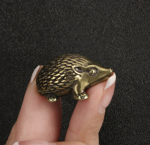 ठोस पीतल के हेजहोग आभूषण नक्काशीदार हेजहोग पशु मूर्ति आभूषण - Product Image 2