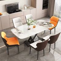 Ensemble de table à manger en pierre frittée facile à nettoyer avec base noire en forme de X et 4 chaises de couleurs mélangées, conçu pour les repas en famille