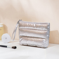 Sac de maquillage matelassé léger et doux personnalisé, le plus vendu, sac cosmétique rembourré et moelleux, étanche, portable pour voyage et toilette