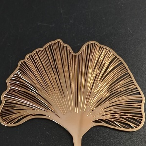 Marque-page en métal plaqué or rose personnalisé en usine, motif feuille de Ginkgo ajouré, commande en gros pour cadeaux de mariage et de remise de diplôme - Product Image 5