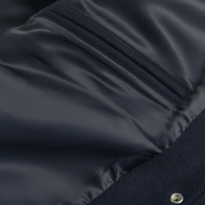 Chaqueta Universitaria para Hombre con Cuello Alto, Logotipo Frontal, Diseño Moderno, Tejido de Lana, Resistente al Viento y Reversible - Product Image 1