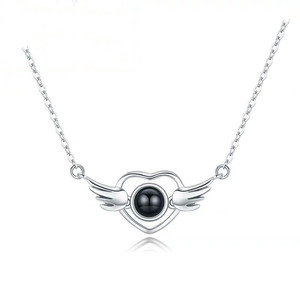 Elegante Collana con Ciondolo Proiezione '<span class=keywords><strong>Ti</strong></span> <span class=keywords><strong>Amo</strong></span>' in 100 Lingue, Collana con Ali d'<span class=keywords><strong>Angelo</strong></span> e Proiezione di Memoria d'Amore - Product Image 1