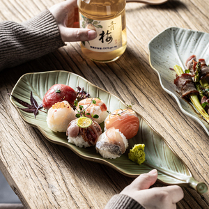 Assiette <span class=keywords><strong>de</strong></span> service en céramique écologique en forme <span class=keywords><strong>de</strong></span> feuille <span class=keywords><strong>de</strong></span> 14 pouces, finition mate, glaçure réactive, plat à poisson <span class=keywords><strong>pour</strong></span> hôtels <span class=keywords><strong>de</strong></span> luxe - Product Image 1