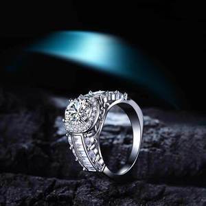 Anello con Cristalli Incastonati per Donne, Elegante Accessorio Moda per Uso Quotidiano e Feste - Product Image 2