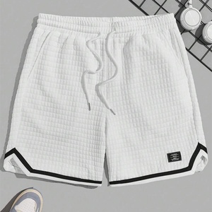 Shorts de course décontractés pour hommes, personnalisables avec logo, en jersey blanc mi-longueur, écologiques, en polyester, coupe oversize, avec bordure contrastante et cordon de serrage, style baggy - Product Image 1