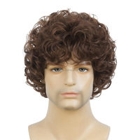 Perruque Courte Bouclée Marron Super Qualité pour Homme JAMBALAYA, Effet Volumineux avec Frange, Cheveux Synthétiques, Système de Remplacement Capillaire pour Hommes