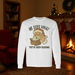 Él ve lo que has estando leyendo, camiseta navideña de manga larga con temática literaria - Product Image 3