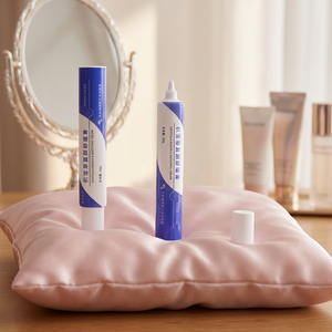 Tube souple blanc en PE avec impression offset et embout conique court pour crème apaisante à la Centella Asiatica - Product Image 1