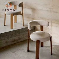Chaise de salle à manger artisanale en bois, design audacieux avec pieds massifs, tissu, contour organique, finition personnalisée, mobilier de salle à manger de luxe pour villa et maison
