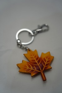 Liontin Daun Maple dari Kulit Asli yang Diwarnai dengan Bahan Alami |   Aksesori Gantungan Kunci Daun 3D Ramah Lingkungan Berkualitas Tinggi yang Diwarnai dengan Bahan Alami - Product Image 4