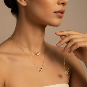 Collier pendentif en or massif 18 carats avec diamant naturel, forme nœud mignon, le plus populaire, pour femme, romantique, empilable, à porter sur la clavicule - Product Image 1