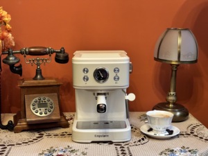 Machine à café expresso semi-automatique 3-en-1 électrique 04E avec mousseur à lait et système de brassage pour usage domestique - Product Image 4