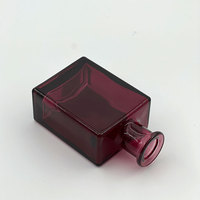 Bouteille diffuseur de parfum en verre rectangulaire vide, rouge givré mat, avec estampage à chaud et impression sérigraphiée, et bouchon en liège