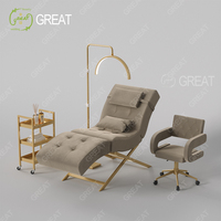 Lit de beauté moderne en tissu rouge pour salon, base dorée de luxe, mobilier de salon, lit cosmétique pour cils avec chariot