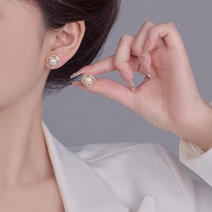 Exquisitos Pendientes de Perlas de Agua Dulce Cuadrados y Compactos para Mujer, Diseño Simple y Versátil, Sensación de Alta Gama, Nueva Llegada - Product Image 1
