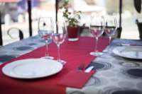 Nappe de Table Non Tissée Perforée PP Nappe de Chemin Non Tissée Couverture de Table à Manger Jetable pour Banquet
