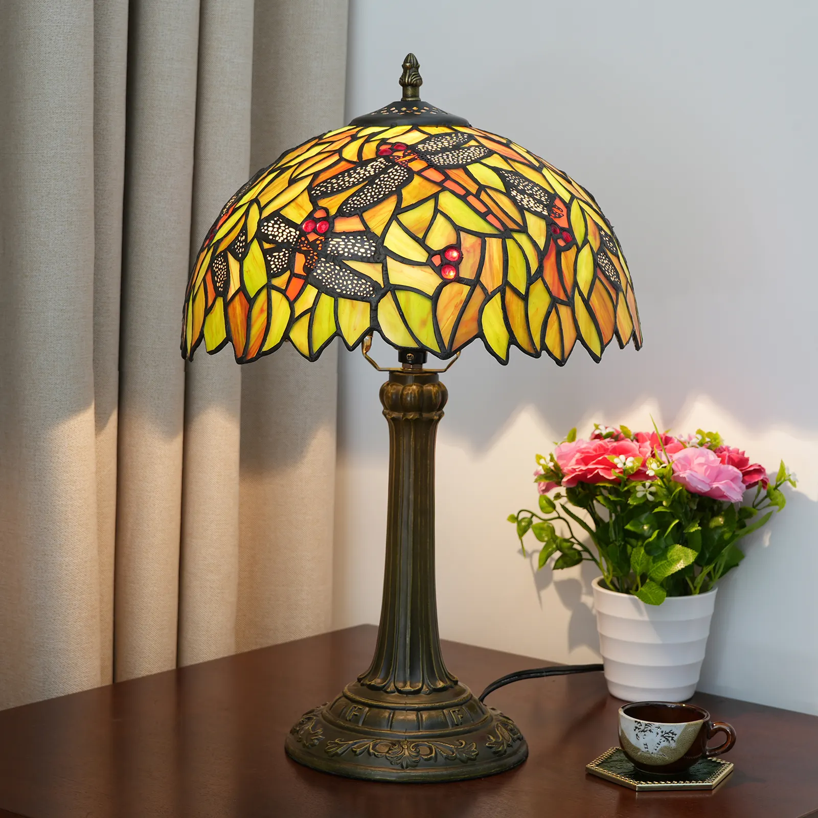 Vintage Tiffany masa lambası yaprak sarı yusufçuk masa gece lambası sarı ve yeşil cam komidin lamba vitray lamba