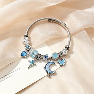Joias Fanhua, Bracelete à Prova d'Água em Aço Inoxidável com Revestimento Dourado, Estrela, Lua, Bússola, Coração e Borboleta, Vendas Quentes no Tiktok - Product Image 3