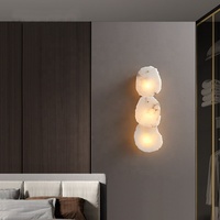 Applique murale verticale de luxe en albâtre à 3 lumières, lampe murale en marbre naturel pour la décoration intérieure de villas et d'hôtels