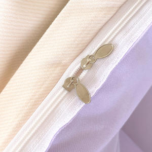 ร้อนขายสิ่งทอที่บ้าน<span class=keywords><strong>ราคา</strong></span>ถูก130gsm นุ่มสบาย100% โพลีเอสเตอร์หรูหรา Comforter <span class=keywords><strong>ผ้า</strong></span>ปูที่นอนชุด<span class=keywords><strong>เครื่อง</strong></span>นอนสำหรับบ้านโรงแรม - Product Image 3