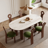 Table à manger ovale vintage en bois massif d'inspiration mid-century style français, plateau en pierre de grotte, finition antique pour la maison et les restaurants
