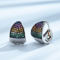 Venta al por mayor de joyería de moda para mujer en forma de cono de capas multicolores Micro pavimentado Arco Iris Color triángulo en forma de aro pendiente de circón