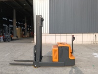 Gerbeur électrique sans pieds à contrepoids arrière, capacité 1000 kg - 1500 kg, hauteur de levage jusqu'à 4 m