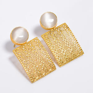 Pendientes colgantes de moda únicos hechos a mano para mujer, chapado en oro de 18K, exportador de joyería personalizada, joyería fina, joyería de moda para mujer - Product Image 2