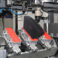 Machine PiiWay haute capacité 5 axes, 3 têtes (2 de perçage et 1 de tuftage) pour la finition de brosses et de balais