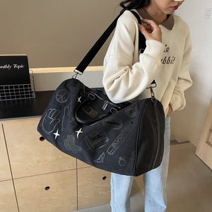 Bolso de Hombro Cruzado Ligero Estilo Graffiti, Bolso de Viaje Moderno Tipo Barril, Bolso de Mano Deportivo para Fin de Semana, Bolso de Gimnasio de Poliéster - Product Image 5