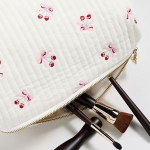 Pochette en coton matelassé blanc réutilisable personnalisée, broderie cerise, grande capacité, fermeture éclair, sac cosmétique portable écologique pour femmes - Product Image 4