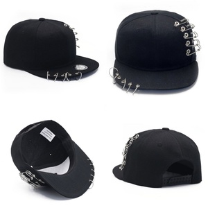Casquette de baseball personnalisée style punk rock avec anneau métallique, épingles de sûreté gothiques et piercings – Gorras Snapback Personnalisées - Product Image 2