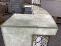 Conception de bar de banquet de luxe avec comptoir de restaurant à surface solide en agate