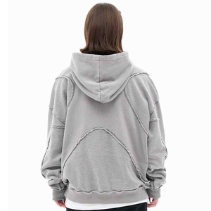 Sweat à capuche oversize patchwork à bords bruts, gris vintage, style streetwear, avec logo personnalisé, vente en gros - Product Image 2