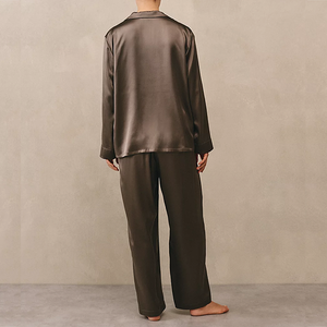 Pyjama en satin beige foncé de luxe pour femmes, vêtements de nuit à manches longues, tissu doux et soyeux, vêtements de détente confortables pour le repos nocturne - Product Image 2