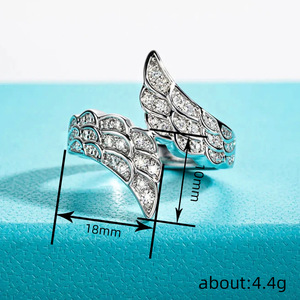 Anello di Diamanti T0786 in Oro Bianco, Taglio Brillante Rotondo, Colore G Naturale, Stile Romantico per Fidanzamento Femminile - Product Image 4