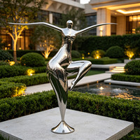 Sculptures extérieures modernes abstraites personnalisées en acier inoxydable poli miroir pour la décoration de place urbaine, Femme dansante
