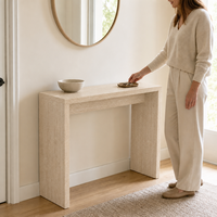 Table console en MDF avec surface en placage à motif travertin, design rectangulaire pour couloir et pieds en panneaux, idéale pour l'entrée.