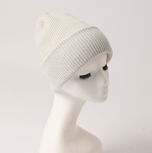 <span class=keywords><strong>Bonnet</strong></span> tricoté d'hiver pour <span class=keywords><strong>femme</strong></span> avec logo personnalisé, style prêt-à-voyager, couleurs unies disponibles - Product Image 3