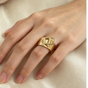 高品质 316L 不锈钢首字母戒指，防变色 PVD 18K 镀金字母吊饰可调节戒指批发 - Product Image 5